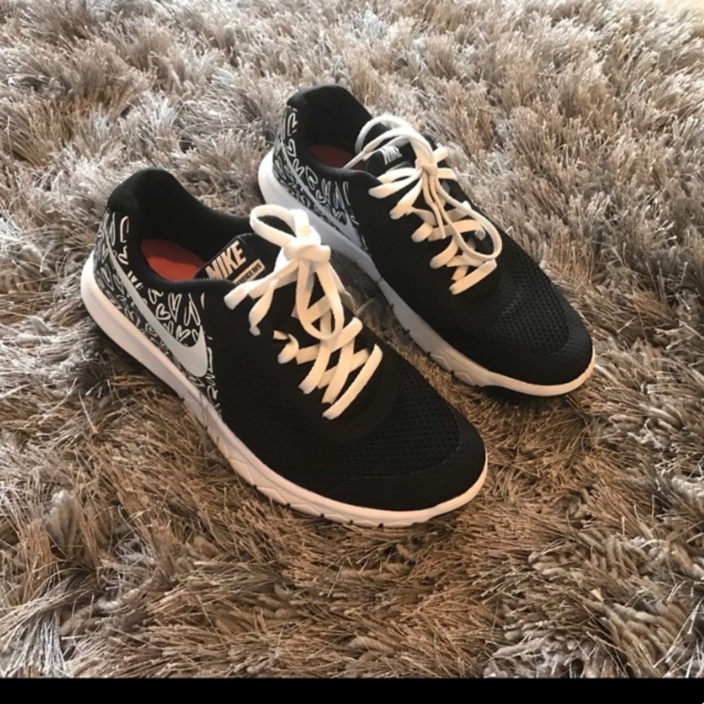 Black and White girl tennis shoes Nike Flex